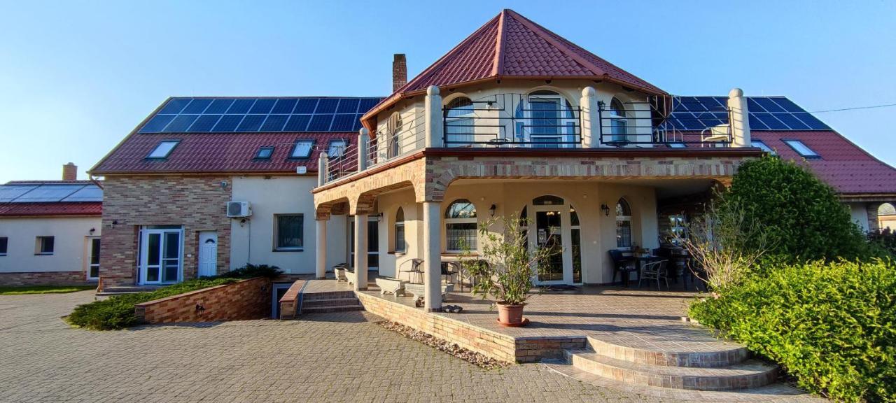 Village Garden Family Guest House Tiszakanyár Exterior foto
