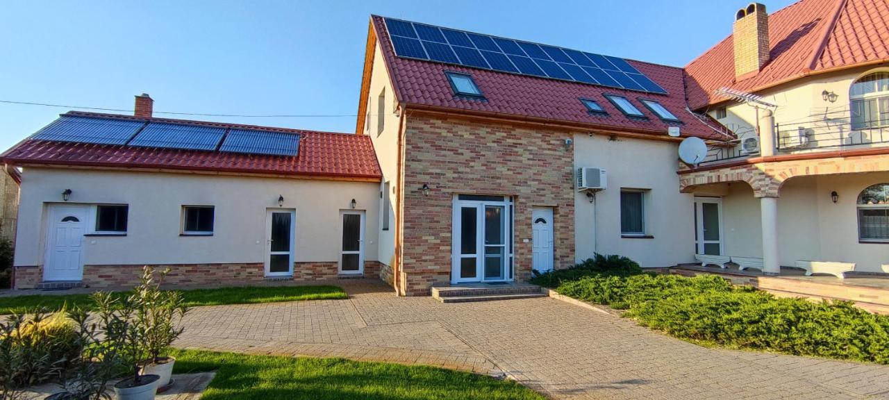 Village Garden Family Guest House Tiszakanyár Exterior foto